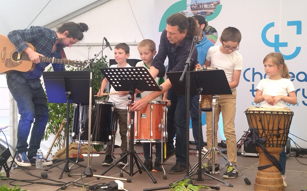 Atelier percussions avec des enfants